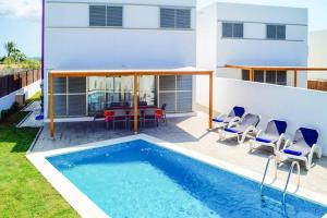 une cour arrière avec une piscine et une maison dans l'établissement Villa Opal, à Cala'n Bosch