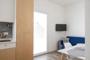 een keuken en een woonkamer met een schuifdeur bij CASA MAIOLICA in Modica