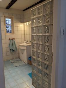 bagno con servizi igienici, lavandino e porta di Le Petit Chat a Beaulieu-sur-Dordogne