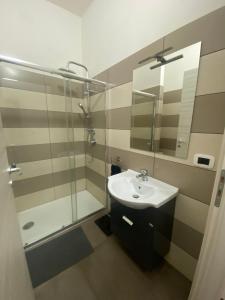 a bathroom with a sink and a shower and a mirror at B&B del centro storico *** in Rosolini