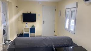een ziekenhuiskamer met een bed en een televisie bij Casa Roquetas in Roquetas de Mar