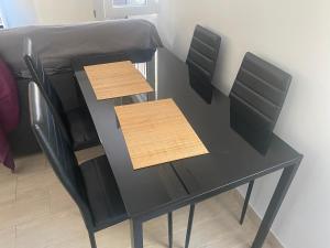 een zwarte tafel met twee stoelen en een bed bij Casa Roquetas in Roquetas de Mar