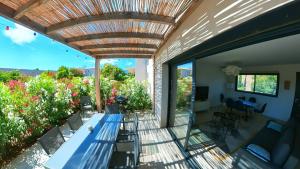 Vonkajšia záhrada v ubytovaní Cala Rossa, Pinarello, Saint Cyprien - La Villa D'Alice