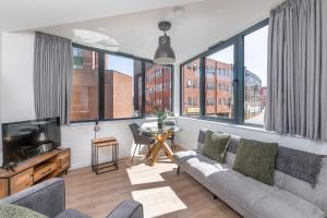 uma sala de estar com um sofá e uma mesa em 123 Queen Street - Home Crowd Luxury Apartments em Sheffield