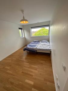 1 dormitorio con 1 cama en una habitación con ventana en Kulladal Malmö, en Malmö