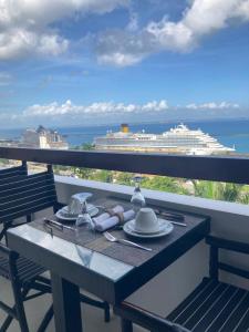 a table on a balcony with a cruise ship at Aram Yamí Boutique Hotel in Salvador