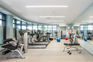 um ginásio com passadeiras e equipamento de exercício num edifício em Fenway 1br w gym wd nr dining shops BOS-872 em Boston