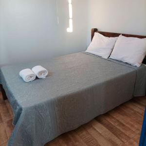uma cama com duas toalhas em cima em Casa com piscina e churrasqueira em Lagoa Santa MG em Lagoa Santa