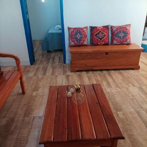 uma sala de estar com uma mesa de madeira e um sofá em Casa com piscina e churrasqueira em Lagoa Santa MG em Lagoa Santa