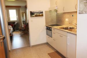 Η κουζίνα ή μικρή κουζίνα στο Residenza Lagrev 1 Zimmerwohnung Nr 128 - Typ 12B - 1 Etage - Ost