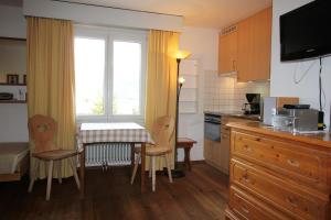 Η κουζίνα ή μικρή κουζίνα στο Residenza Lagrev Studio Nr 303 - Typ 10A - 3 Etage - Ost