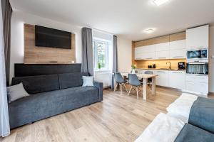 ein Wohnzimmer mit einem Sofa und einem Tisch in der Unterkunft Apartmány Riviéra 511 in Lipno nad Vltavou