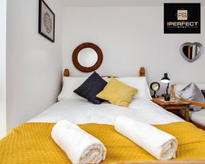 1 dormitorio con 1 cama con toallas en Imperial Central By Your Perfect Stay Short lets Birmingham, en Birmingham
