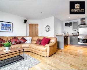 a living room with a couch and a kitchen at Imperial Central By Your Perfect Stay Short lets Birmingham in Birmingham
