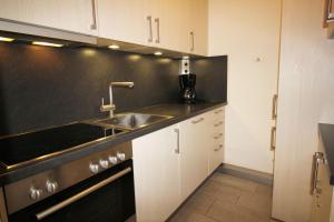 Kuchyň nebo kuchyňský kout v ubytování Residenza Lagrev 2 Zimmerwohnung Nr 012 - Typ 21A - Hochparterre - Süd