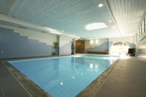 una gran piscina en un gran edificio en Residenza Lagrev 1 Zimmerwohnung Nr 227 - Typ 11B - 2 Etage - Ost, en Sils-Maria