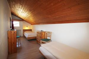 una camera con 2 letti e un soffitto in legno di Residenza Lagrev 2 Zimmerwohnung Nr 211 - Typ 20A - 2 Etage - West a Sils Maria