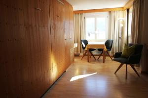 una stanza con sedie, tavolo e finestra di Residenza Lagrev 1 Zimmerwohnung Nr 227 - Typ 11B - 2 Etage - Ost a Sils Maria
