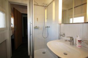 bagno con lavandino e doccia di Residenza Lagrev 2 Zimmerwohnung Nr 211 - Typ 20A - 2 Etage - West a Sils Maria