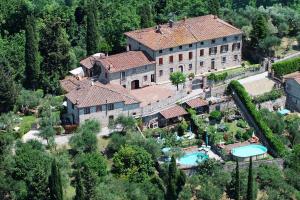 einen Luftblick auf ein großes Haus mit einem Pool in der Unterkunft Francesca 2 Senior suite Villa Ricetro in Luciano