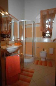 ein Bad mit einer Dusche, einem Waschbecken und einem WC in der Unterkunft Francesca 2 Senior suite Villa Ricetro in Luciano