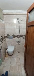 een badkamer met een douche en een toilet. bij SOYLU Suites in Trabzon