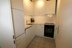 Η κουζίνα ή μικρή κουζίνα στο Residenza Lagrev 2 Zimmerwohnung Nr 122 - Typ 21A - 1 Etage - Süd