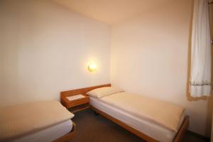 Postel nebo postele na pokoji v ubytování Residenza Lagrev 1 1 2 Zimmerwohnung Nr 011 - Typ 15A - Hochparterre - N W