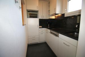 Kuchyň nebo kuchyňský kout v ubytování Residenza Lagrev 1 1 2 Zimmerwohnung Nr 011 - Typ 15A - Hochparterre - N W