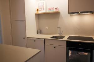 Η κουζίνα ή μικρή κουζίνα στο Residenza Lagrev 2 1 2 Zimmerwohnung Nr 126 - Typ 25A - 1 Etage - Süd