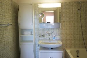Ένα μπάνιο στο Residenza Lagrev 2 1 2 Zimmerwohnung Nr 126 - Typ 25A - 1 Etage - Süd