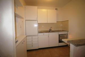 Kuchyň nebo kuchyňský kout v ubytování Residenza Lagrev 2 Zimmerwohnung Nr 014 - Typ 21B - Hochparterre - Süd + 2 fotografie