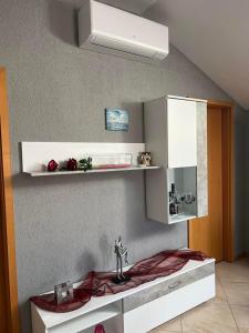um quarto com uma cama e uma prateleira na parede em Kuća za odmor Viktoria em Opatija