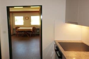 eine Küche mit einem Tisch und einem Esszimmer in der Unterkunft Residenza Lagrev 1 Zimmerwohnung Nr 228 - Typ 11A - 2 Etage - Ost in Sils Maria
