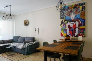 uma sala de estar com um sofá e uma mesa em La Faroleta Puerto em Denia