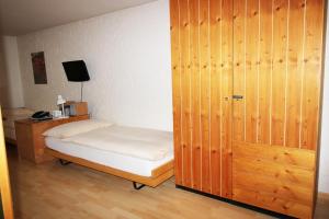 una camera con letto e porta in legno di Residenza Lagrev Studio Nr 224 - Typ 10B - 2 Etage - Ost a Sils Maria