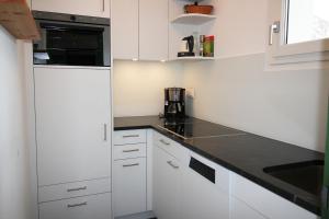 Η κουζίνα ή μικρή κουζίνα στο Residenza Lagrev 1 1 2 Zimmerwohnung Nr 021 - Typ 15A - Hochparterre - West