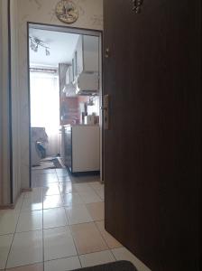 einen Flur mit einer Tür zur Küche in der Unterkunft Modern Beach Apartment in Constanţa