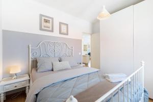 ein weißes Schlafzimmer mit einem Bett und einem weißen Geländer in der Unterkunft Casa Lomba in Colares