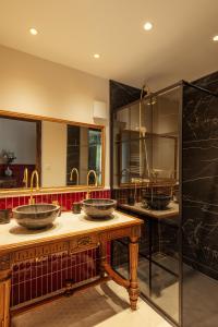 Manoir de Laroque Delprat的一间浴室