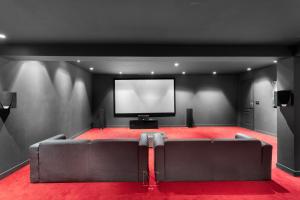 Gouvernesにある*Villa-Disneyland-Paris* 10pers, Fitness, Cinemaのソファと薄型テレビのあるリビングルーム +47枚の写真