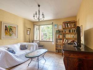 uma sala de estar com um sofá e uma mesa em Holiday Home Le Counillier by Interhome em Fréjus