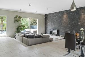 Gouvernesにある*Villa-Disneyland-Paris* 10pers, Fitness, Cinemaのソファとテレビのあるリビングルーム