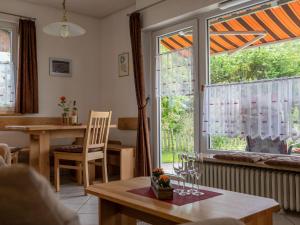 - un salon avec une table et une fenêtre dans l'établissement Holiday Home Schöne Aussicht by Interhome, à Dittishausen