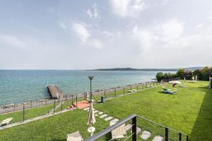 een balkon met uitzicht op het water bij Casa Vacanze Blue Lake in Padenghe sul Garda