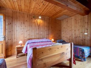een slaapkamer met een bed in een houten muur bij Holiday Home Maison Baulin by Interhome in Baulen