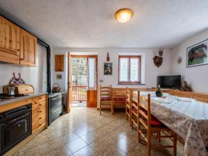 - une cuisine et une salle à manger avec une table et des chaises dans l'établissement Holiday Home Maison Baulin by Interhome, à Baulen