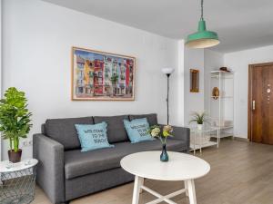 un soggiorno con divano e tavolo di Apartment Apartamento Duquesa de España-1 by Interhome a Torremolinos