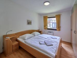 um quarto com uma cama com duas toalhas em Apartment Fieke by Interhome em Frankenau