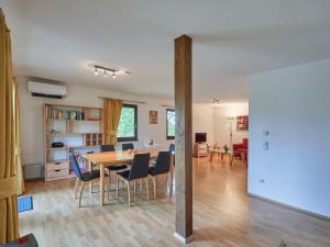 - une salle à manger et un salon avec une table et des chaises dans l'établissement Apartment Fieke by Interhome, à Frankenau